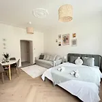 Luxurious One Room Apartment Near Schoenbrunn Palace