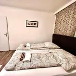 Roomino Apartment