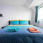 Private Room With Ac- Microwave, Personal Fridge & Metro Access - 7 Min To Center