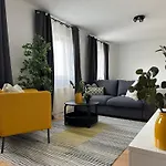 Perfect Location, 2 Min To Main Station