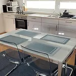 2 Bedroom Apartment Next To Metro U1 And Garage Parking