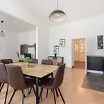 Zentrale Lage Mit Direkter Anbindung Ans Zentrum