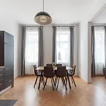 Zentrale Lage Mit Direkter Anbindung Ans Zentrum