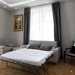 Charming 2-Room Apartment With Balcony, 15 Min To Center