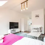 Airy Attic Apt.: Stylish Studio At Penzing Area