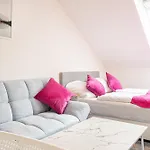 Airy Attic Apt.: Stylish Studio At Penzing Area
