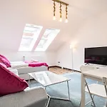 Airy Attic Apt.: Stylish Studio At Penzing Area