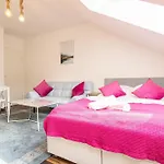 Airy Attic Apt.: Stylish Studio At Penzing Area