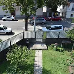 Central-Vintage Villa With Free Parking And 5Min Walk To Metro