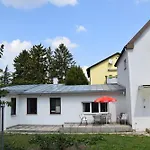 Central-Vintage Villa With Free Parking And 5Min Walk To Metro