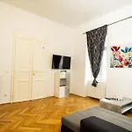 Raimond Apartment