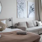 Spacious Apartment, 3 Min To U6 Metro