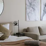 Spacious Apartment, 3 Min To U6 Metro