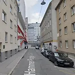 Chic One-Bedroom Apartment With King-Size Bed, Nestled In Vienna\'S Vibrant Heart