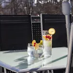Noblenest: Terrasse - Netflix - Kaffee