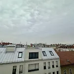 Cozy & New With Balcony View
