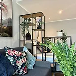 City Apartment, Central, 2 Min To U4
