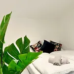 City Apartment, Central, 2 Min To U4