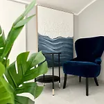 City Apartment, Central, 2 Min To U4