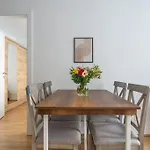 1Br Excellence, Fast To Centre By Hm
