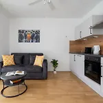 Elegant 1Br Flat With Balcony By Hm