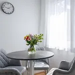 Elegant 1Br Flat With Balcony By Hm