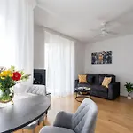 Elegant 1Br Flat With Balcony By Hm