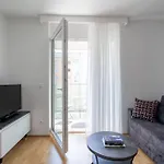 1Br With Balcony, Urban Style By Hm