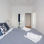 Modern Apartment Near City Center - 2Br, Netflix
