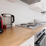 Modern Apartment Near City Center - 2Br, Netflix