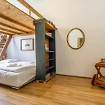 Apartment 5 Stops Away From City-Centre