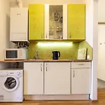Apartment 5 Stops Away From City-Centre
