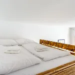 Apartment 5 Stops Away From City-Centre
