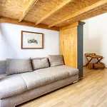 Apartment 5 Stops Away From City-Centre