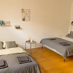 Modern - Calm - Cozy - Self Checkin - Stylish New Apartment Near Center - Close To U4