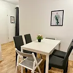 Modern Apartment With Balcony & Free Parking - Nearby Metro