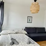 Modern Apartment With Balcony & Free Parking - Nearby Metro