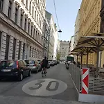 Gorgeous Viennese Apartment 10 Min To City Center