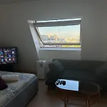 Cozy Bright Penthouse Close To U1 And U6 Metros
