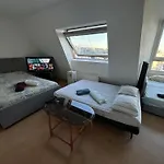 Cozy Bright Penthouse Close To U1 And U6 Metros