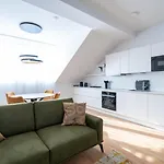 Luxurious 70 M2 With Balcony & Air Conditioning