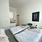 8 Fully Equipped Studio Shared Apt W Terrace Margareten