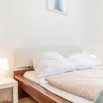 Loevly Shared 6Br With Garden Near Danube & Millenium City