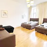 Comfortable Rooms Near Schoenbrunn Palace Hl