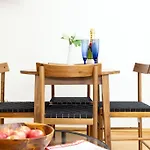 Stylish Apartment With Free Parking