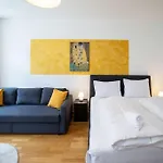 Stylish Apartment With Free Parking
