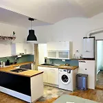 Spacious 2 Bedroom Loft With Courtyard - City Centre