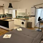 Spacious 2 Bedroom Loft With Courtyard - City Centre