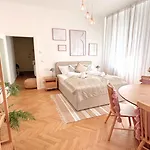 Cozy Apartment In Quiet Location, Fast Train Station 100M Away, Contactless Check-In