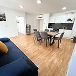 Modern, New, Next To Metro - Gg13 Apartments Vienna